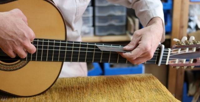 Pasto Año nuevo emulsión Expert Luthier in repairing guitars and guitar parts